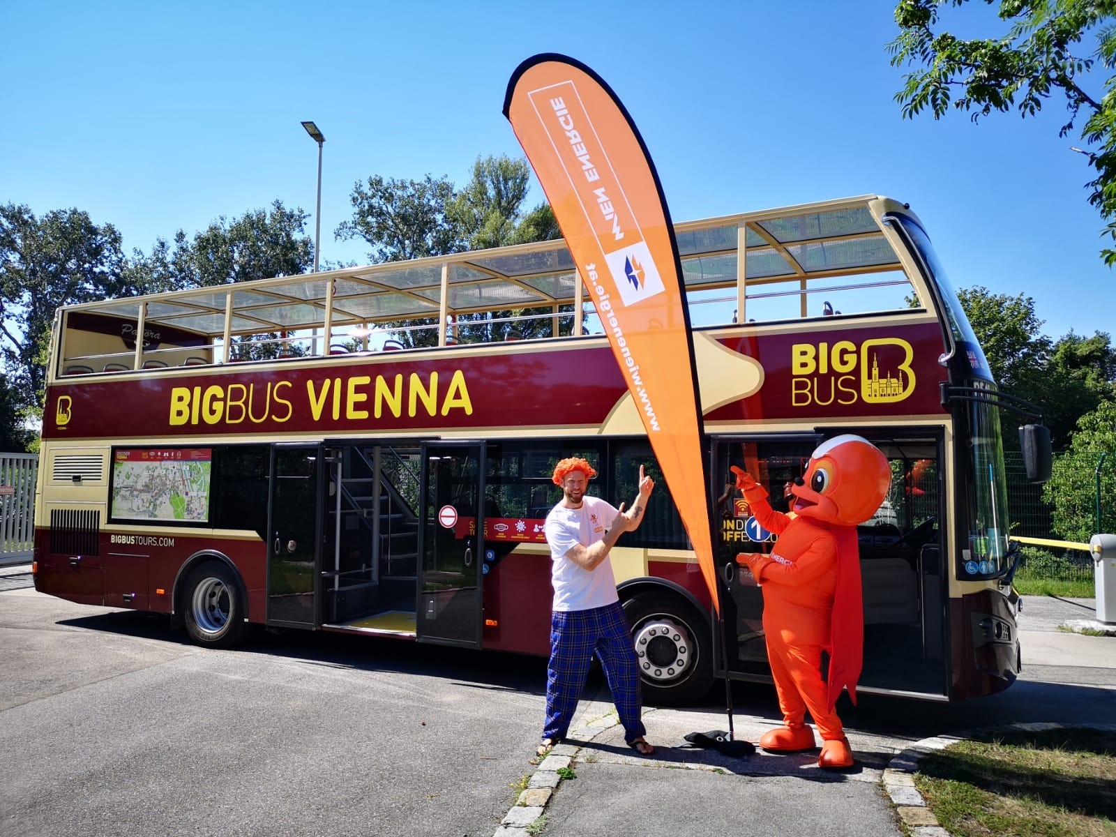 Captain Energy und Professor Kraft vor einer BigBus Haltestelle in Wien