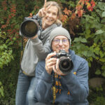 "Wiener Wildnis" Fotografen halten ihre Kameras in die Höhe. Porträtaufnahme.