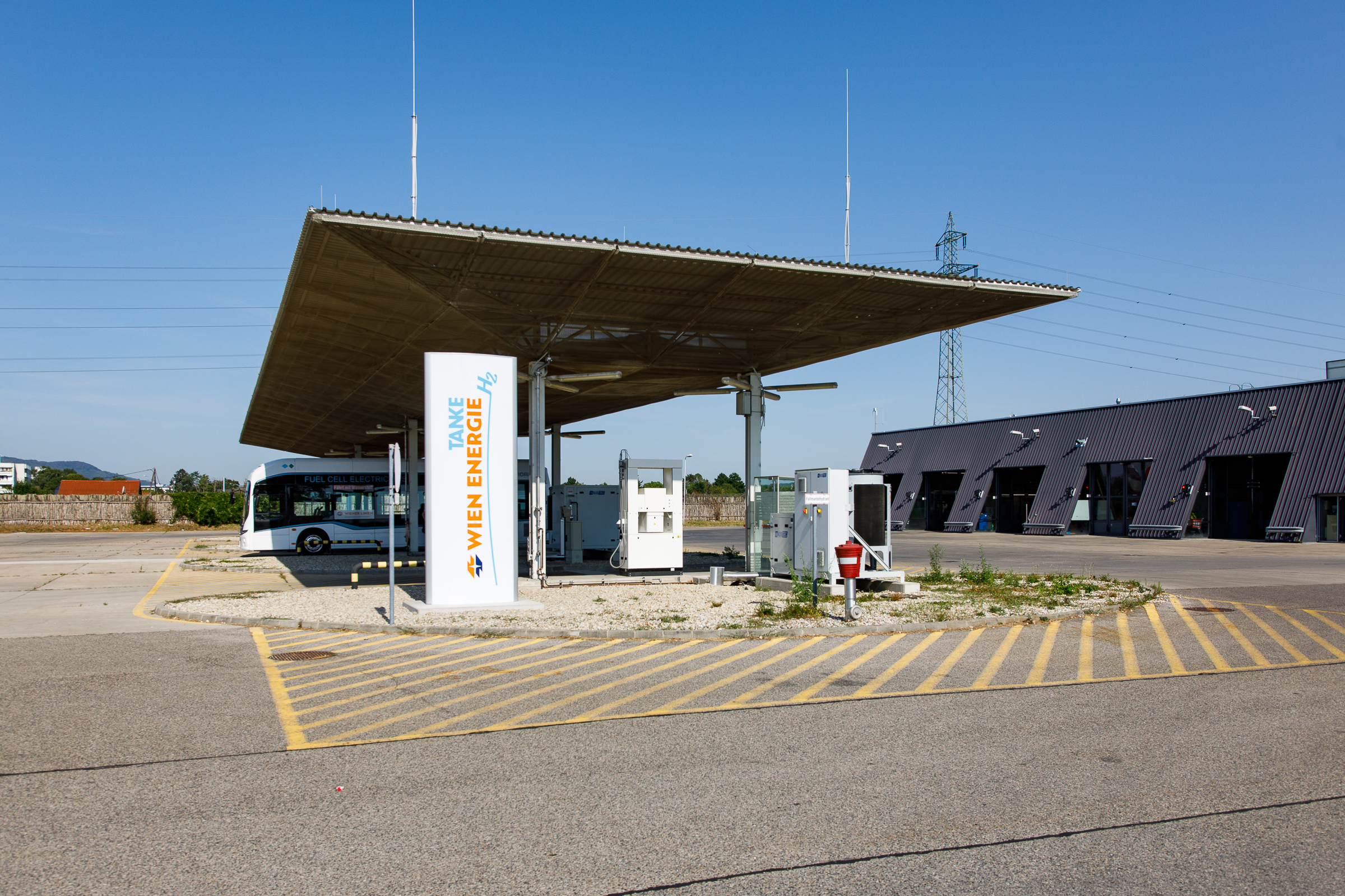 Wasserstoff-Ladestation für Busse unter einem großen Vordach.