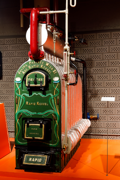 Der Gussgliederdampfkessel Type Rapid war von 1905 bis 1982 im Psychiatrischen Krankenhaus auf der Baumgartner Höhe im Einsatz. Der Name des Kessels (rapidus = schnell) leitet sich davon ab, dass er sich relativ schnell aufheizen lässt. Er wurde vom Wiener Eisengiesserei Julius Pastrée hergestellt.