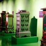 Je nach Wohlstand des Haushalts gab es in Wiener Wohnungen im 19. Jahrhundert auch prunkvolle Öfen im Jugendstil. Sie wurden mit Kohle beheizt und standen meist im Wohnzimmer. In den Küchen gab es extra Öfen.