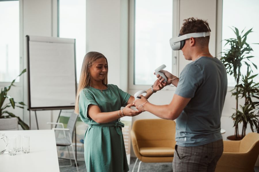 Zwei Lehrlinge, die mit einer VR-Brille arbeiten