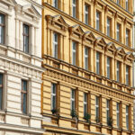 Farbenfrohe, historische Gebäude im europäischen Stil mit reich verzierten Fassaden und Fensterreihen im Sonnenlicht.