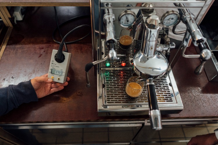 Buero Bauer testet Energiesparen mit Messgerät Kaffeemaschine