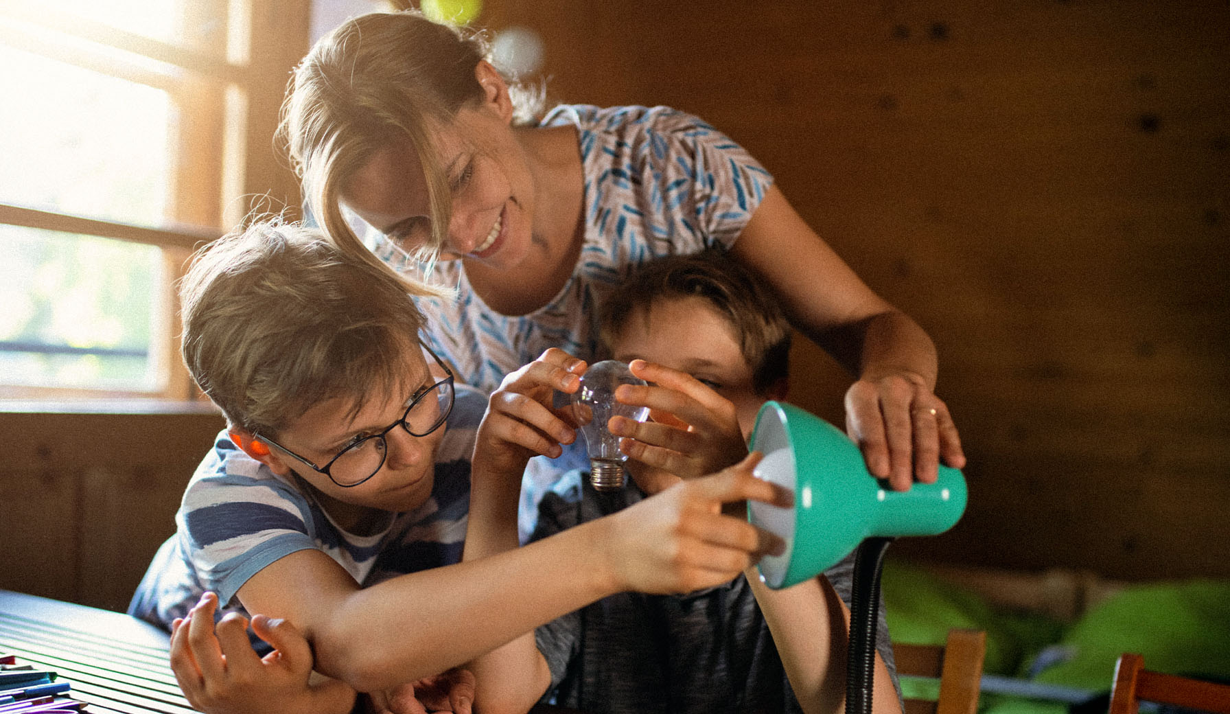 Familie überprüft Glühbirnen zu Hause.