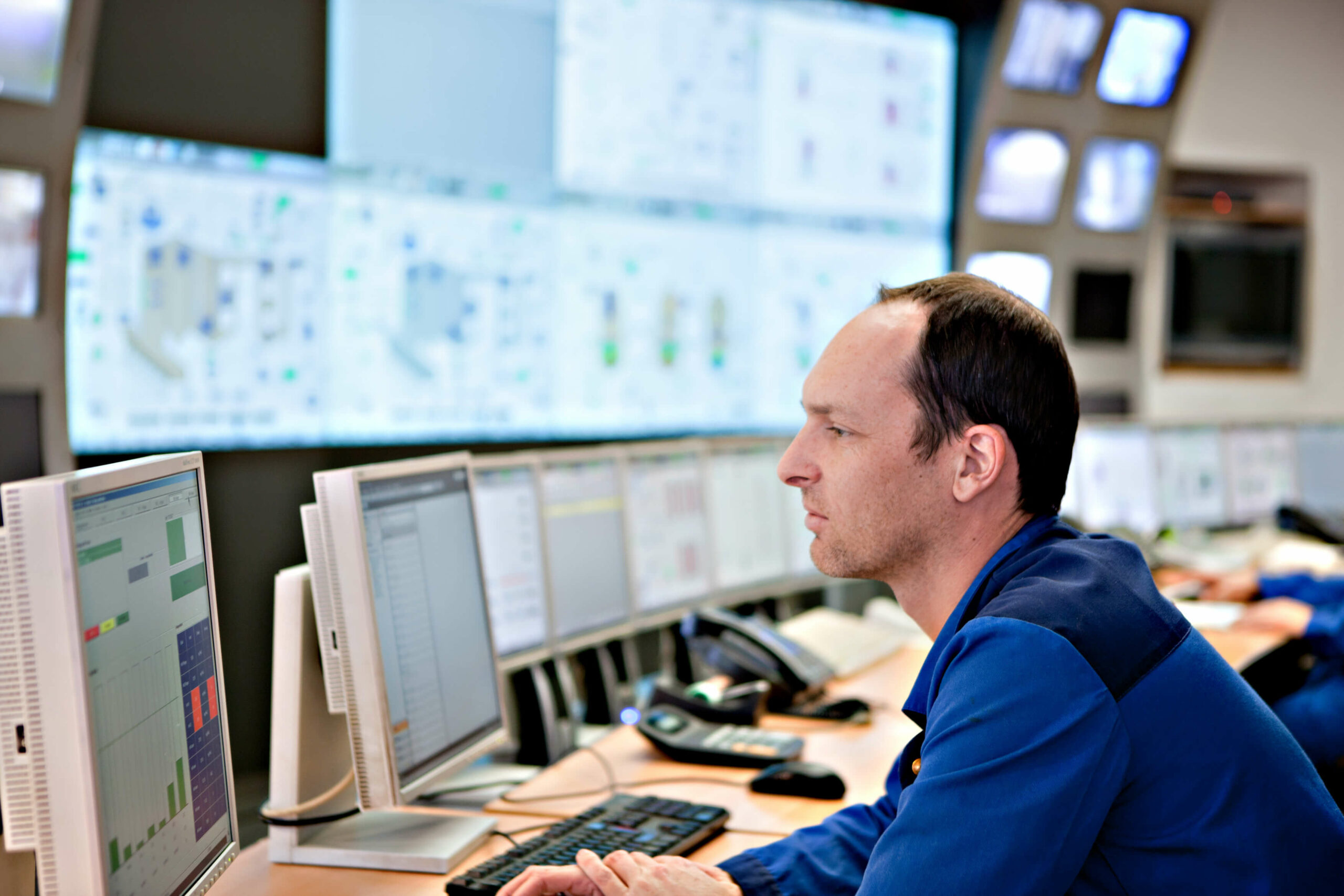 Mitarbeiter in der Warte Spittelau vor Monitoren