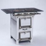 Vintage-Holzofen aus Gusseisen mit zwei Fächern und vier Brennern, mit Seitenwänden.