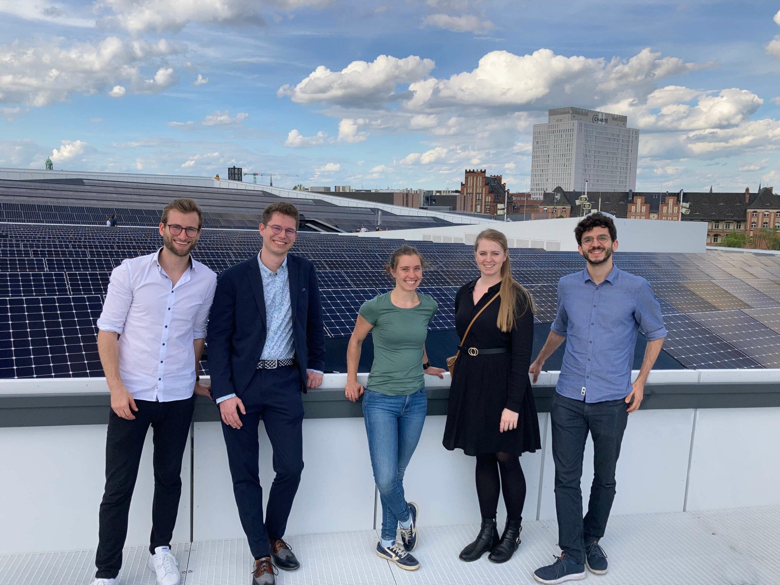 Das Team des Innovation Challenge-Siegerprojektes "Sunshine Explosion" in Berlin vor einer Photovoltaikanlage.