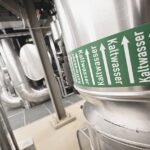 Fernkältezentrale in der alten Post. Grüne „Kaltwasser“ Etiketten zeigen die Fließrichtung des Kaltwassers an.