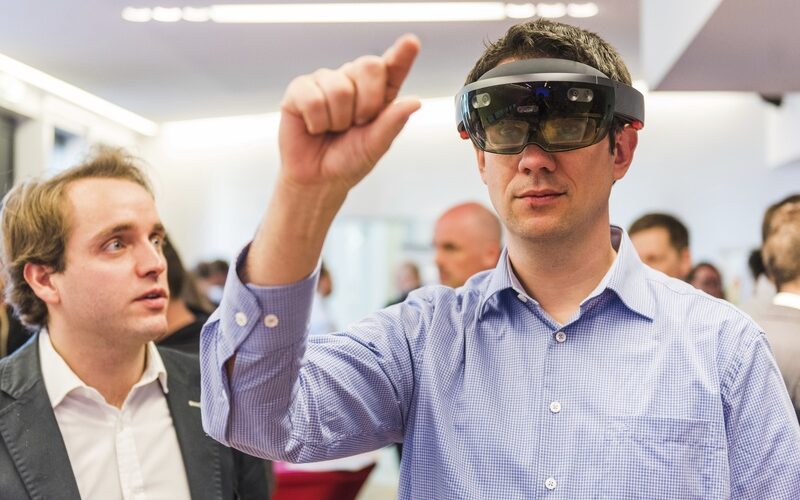 Mann mit VR-Brille deutet nach oben