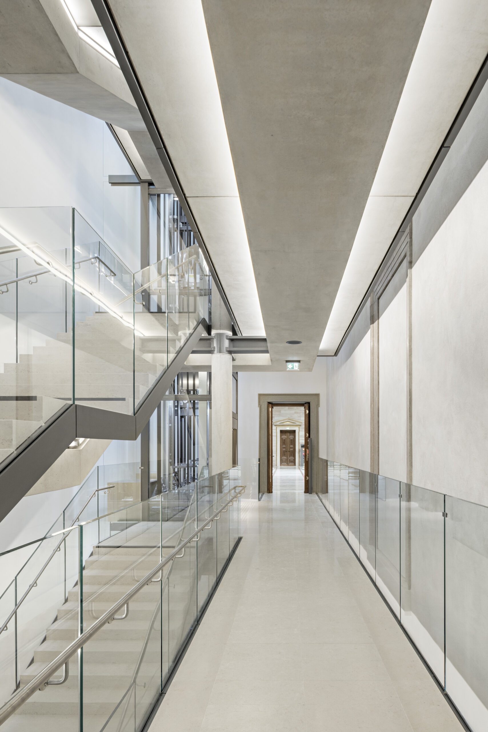 Moderne Innenflur im eleganten Wiener Parlamentsgebäudes. Die Treppe auf der linken Seite verfügt über ein Glasgeländer.