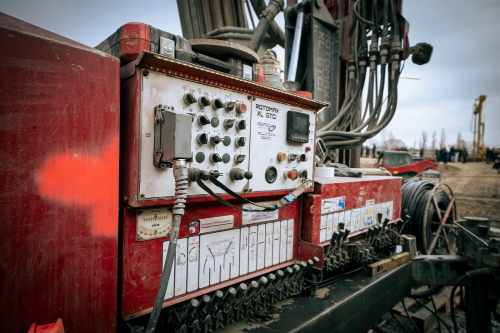 Nahaufnahme von Baumaschinen auf der Baustelle Village im Dritten.
