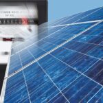Nahaufnahme von Solarmodulen mit einem Stromzähler im Hintergrund, der den Energieverbrauch anzeigt.