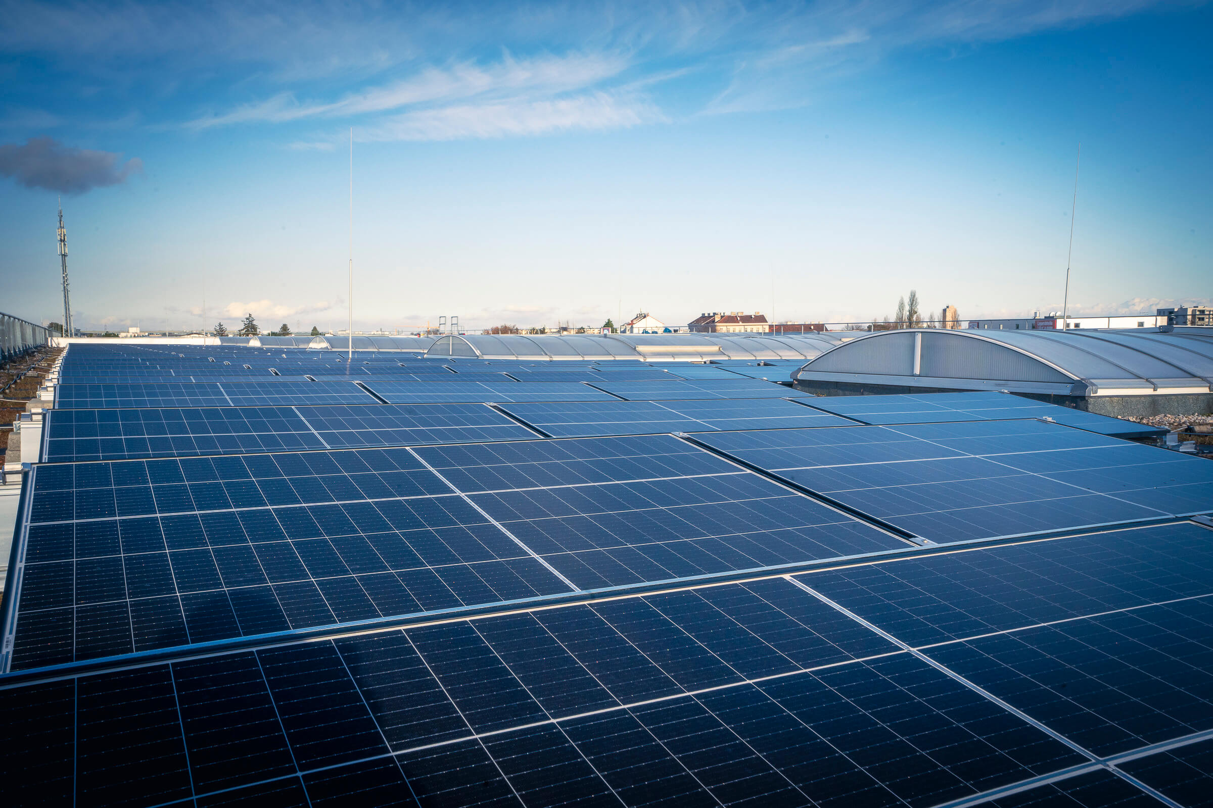 Auf dem Flachdach der Wiener Linien Hauptwerkstätte befindet sich eine große Photovoltaikanlage.