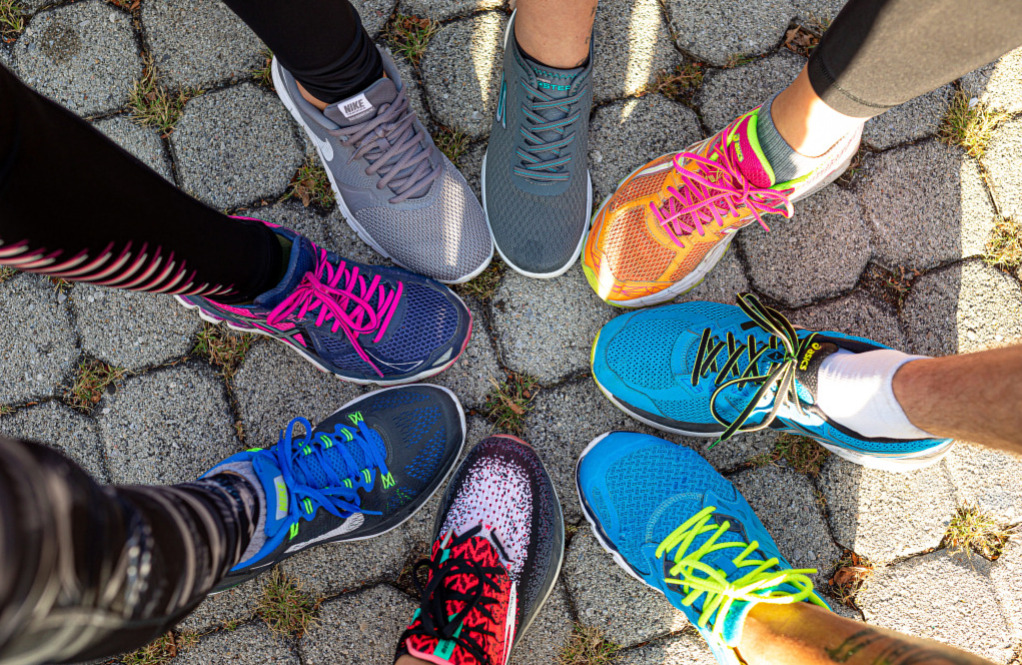 Verschiedene Laufschuhe von oben.