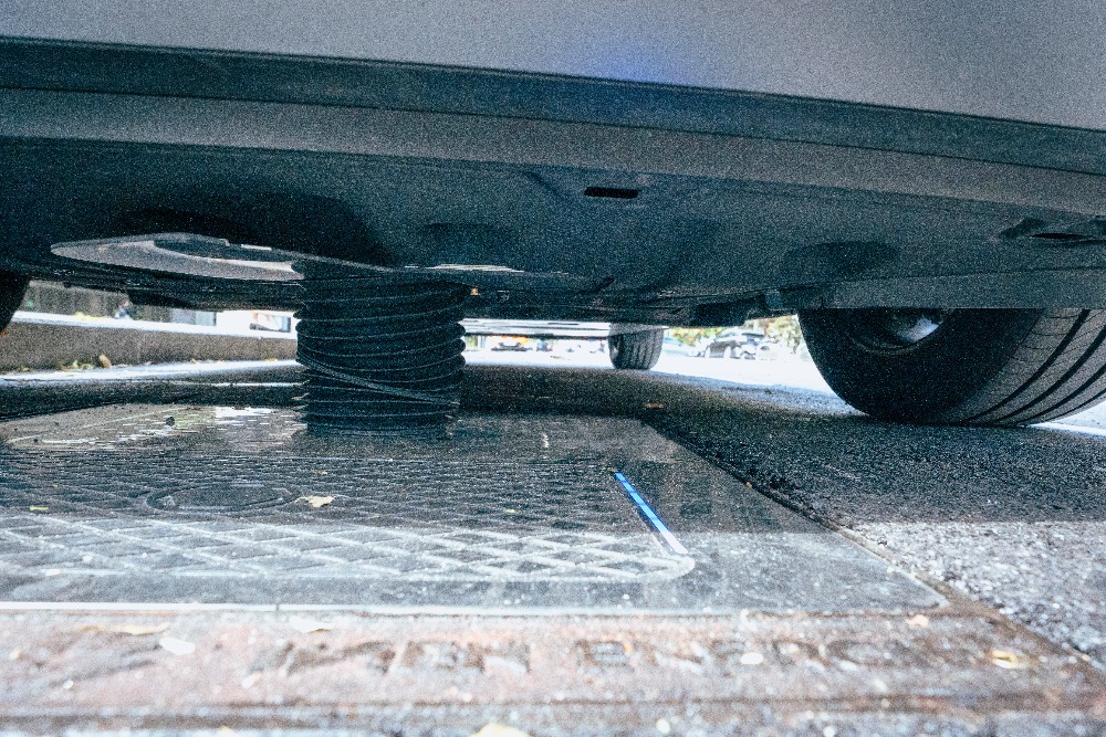 Matrix Charging Technologie in der Anwendung. Die Ladung erfolgt über den Boden mittels einem Connector.