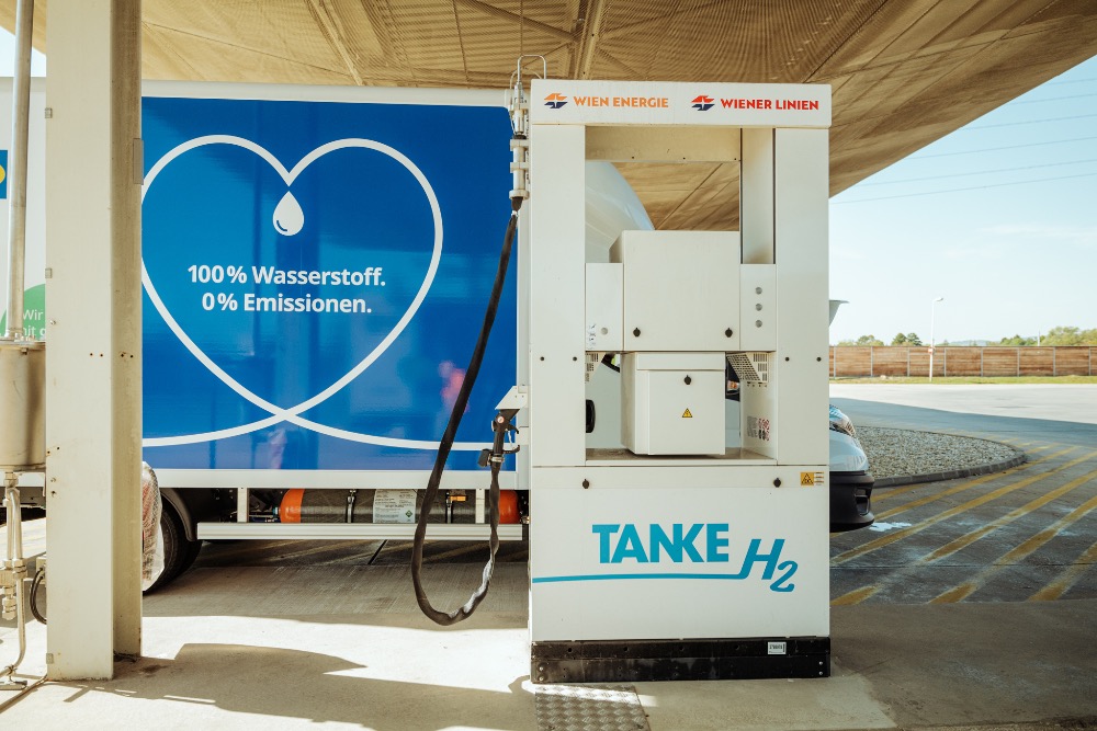 Wasserstofftankstelle mit einem IKEA-LKW mit der Aufschrift „100 % Wasserstoff, 0 % Emissionen“ im Hintergrund.
