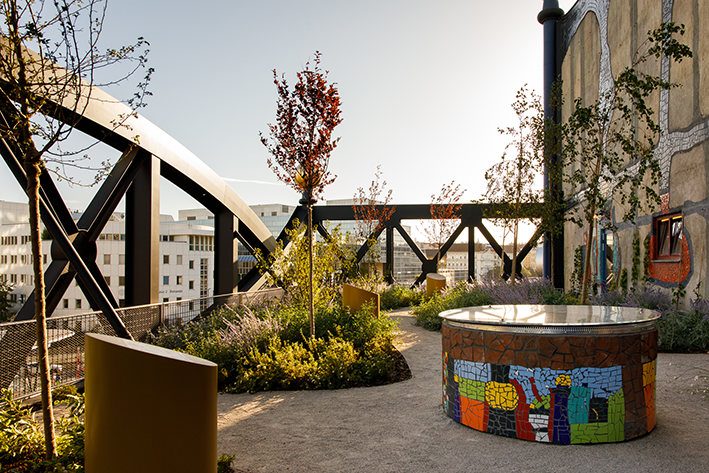 Freiflächen in der Spittelau mit Bäumen und Sträuchern .