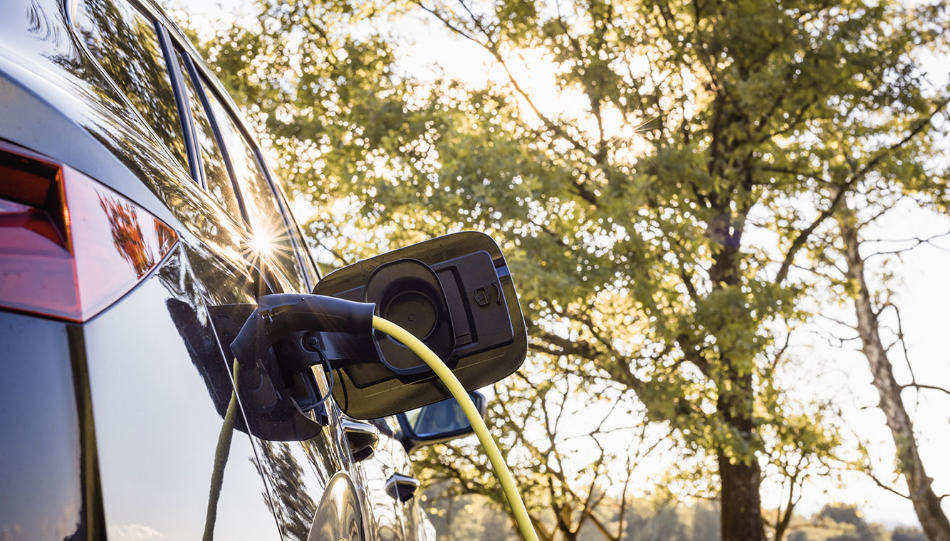 Ein Ladekabel das am Auto angesteckt ist