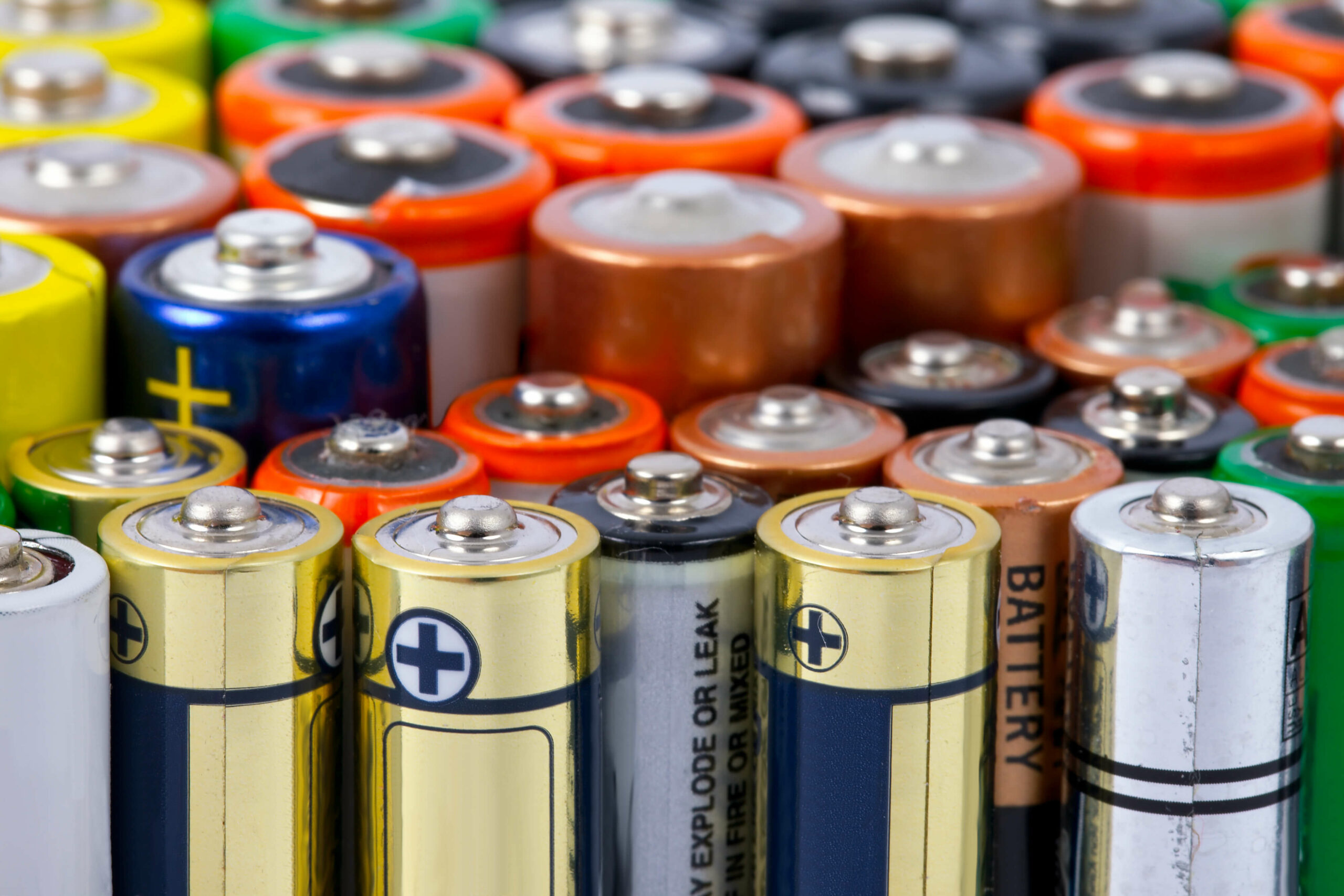verschiedene Batterietypen stehen nebeneinander.