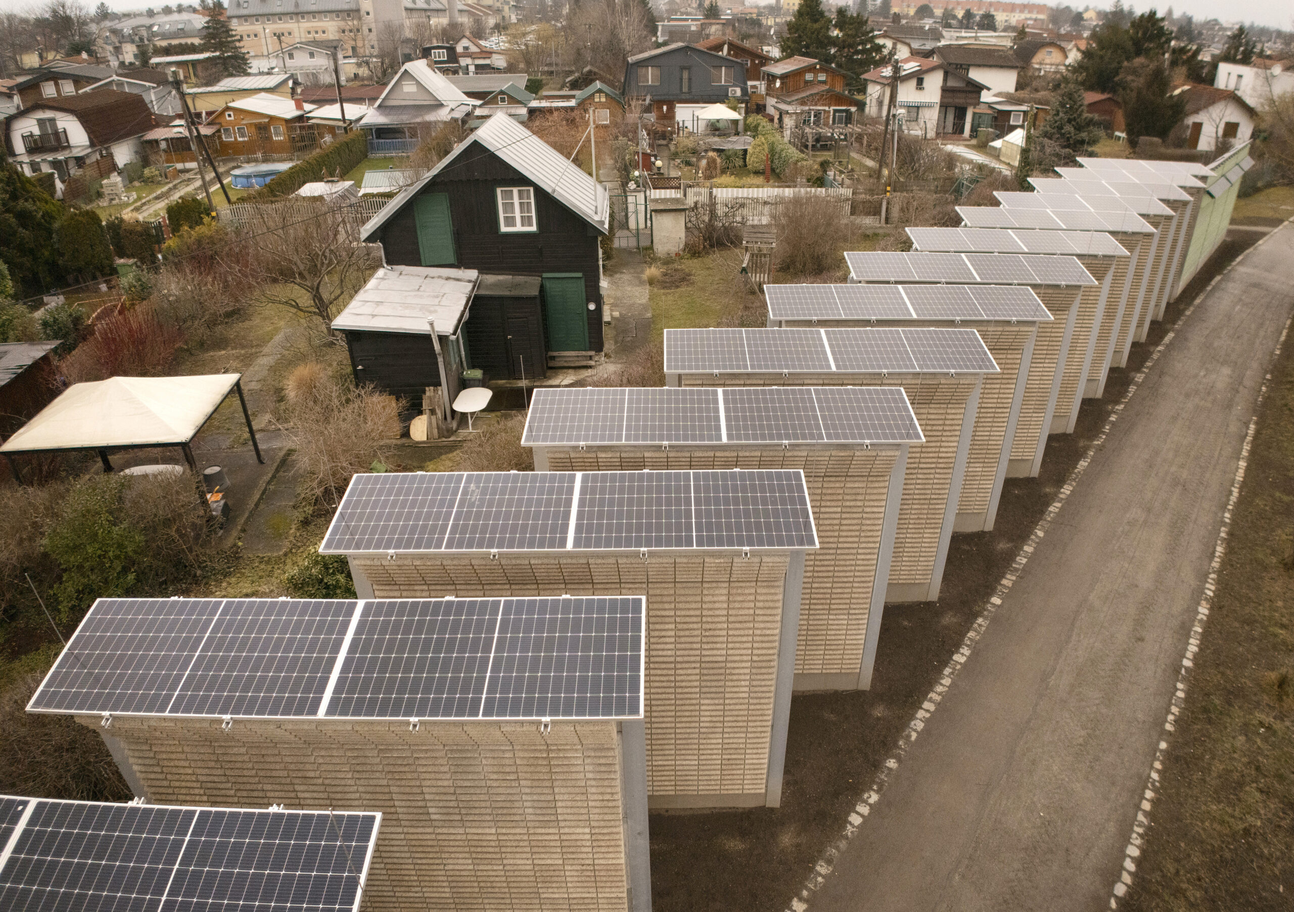 Luftaufnahme von Solarmodulen auf der PV-Lärmschutzwand, die entlang des Altmannsdorfer Ast errichtet wurde.