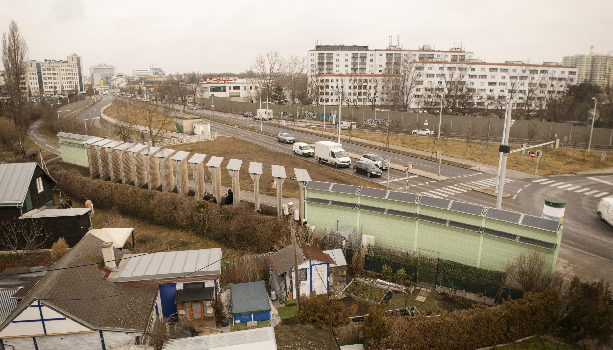 Luftaufnahme der PV-Lärmschutzwand entlang des Altmannsdorfer Ast.