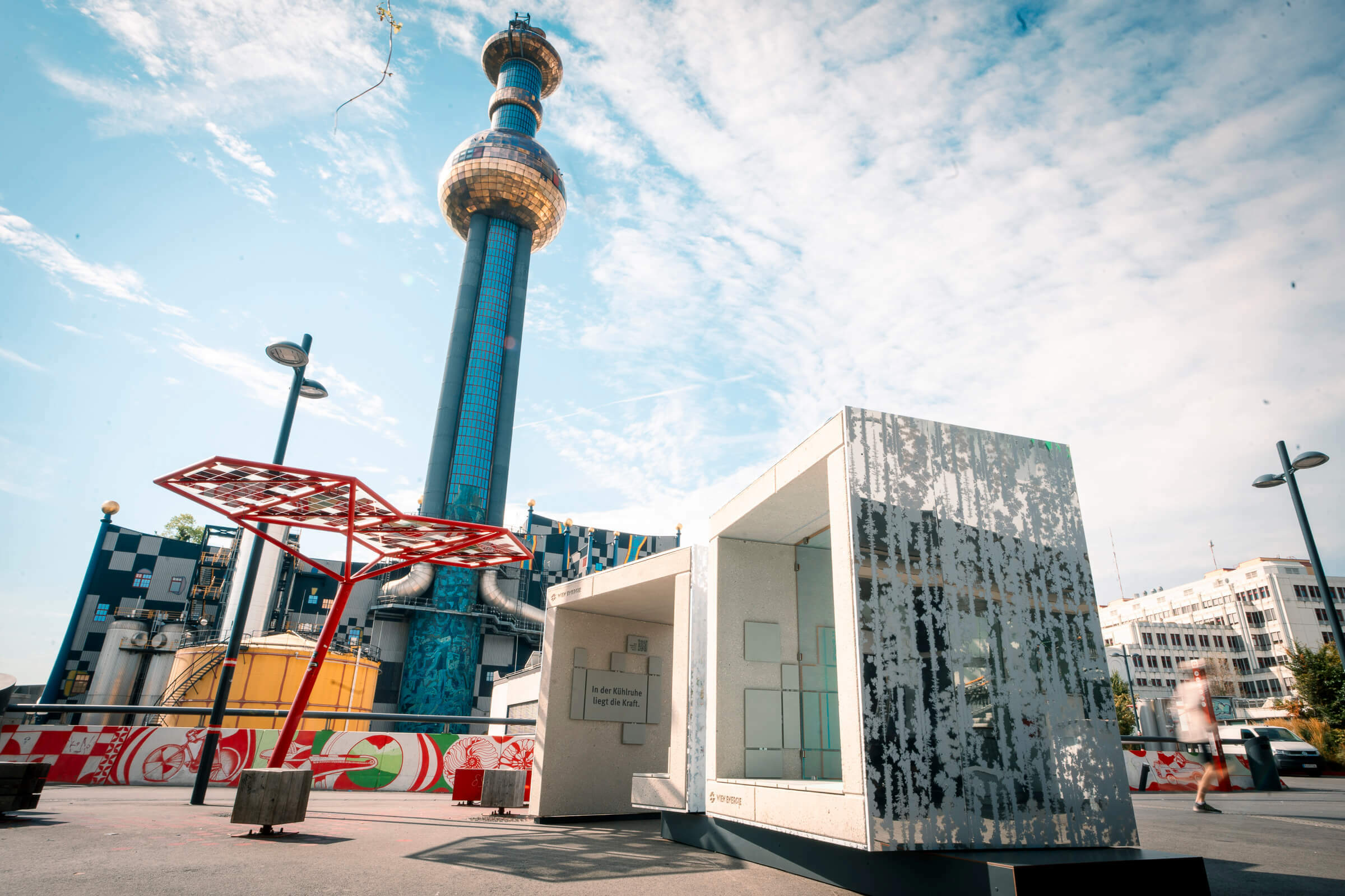 Die Fernkälte Kühlmöbel aus Beton stehen vor der  Spittelau. Bei sonnigen Temperaturen kann man sich hier abkühlen.