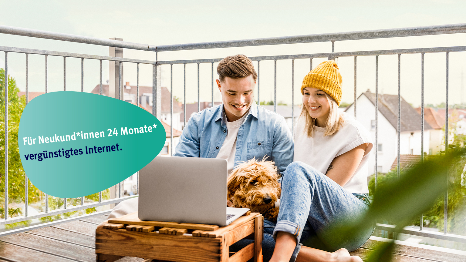 Ein Paar sitzt mit Laptop und Hund auf einem Balkon; in der Textblase wird für vergünstigtes Internet für Neukunden geworben.