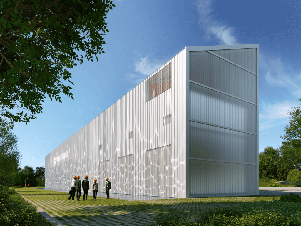 Modernes weißes Industriegebäude, die Großwärmepumpe Simmering, mit vier Menschen in Schutzhelmen, die umgeben von Bäumen unter einem klaren Himmel spazieren gehen.