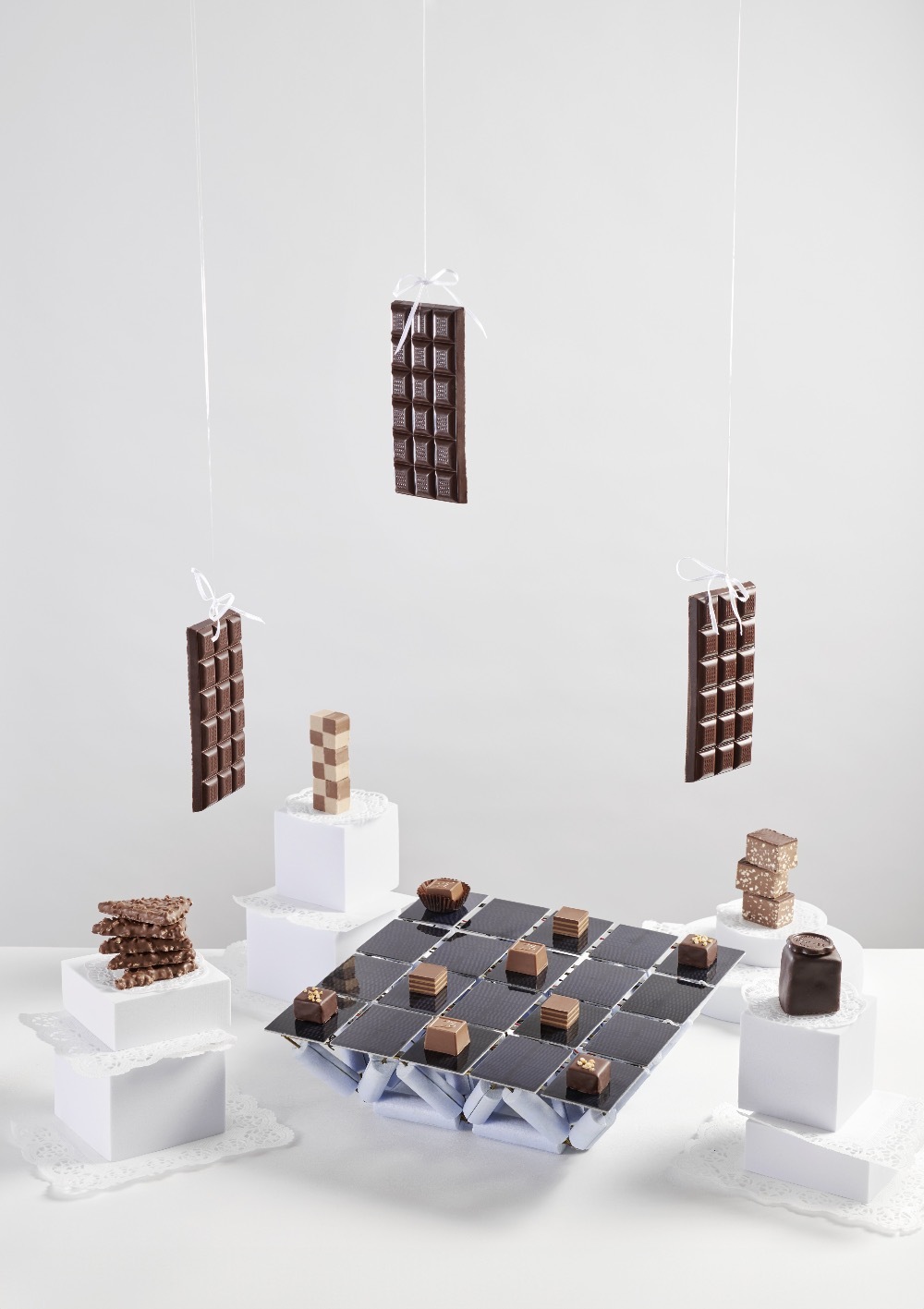 Schokolade kunstvoll angerichtet auf PV Paneelen wie auf einem Schachbrett