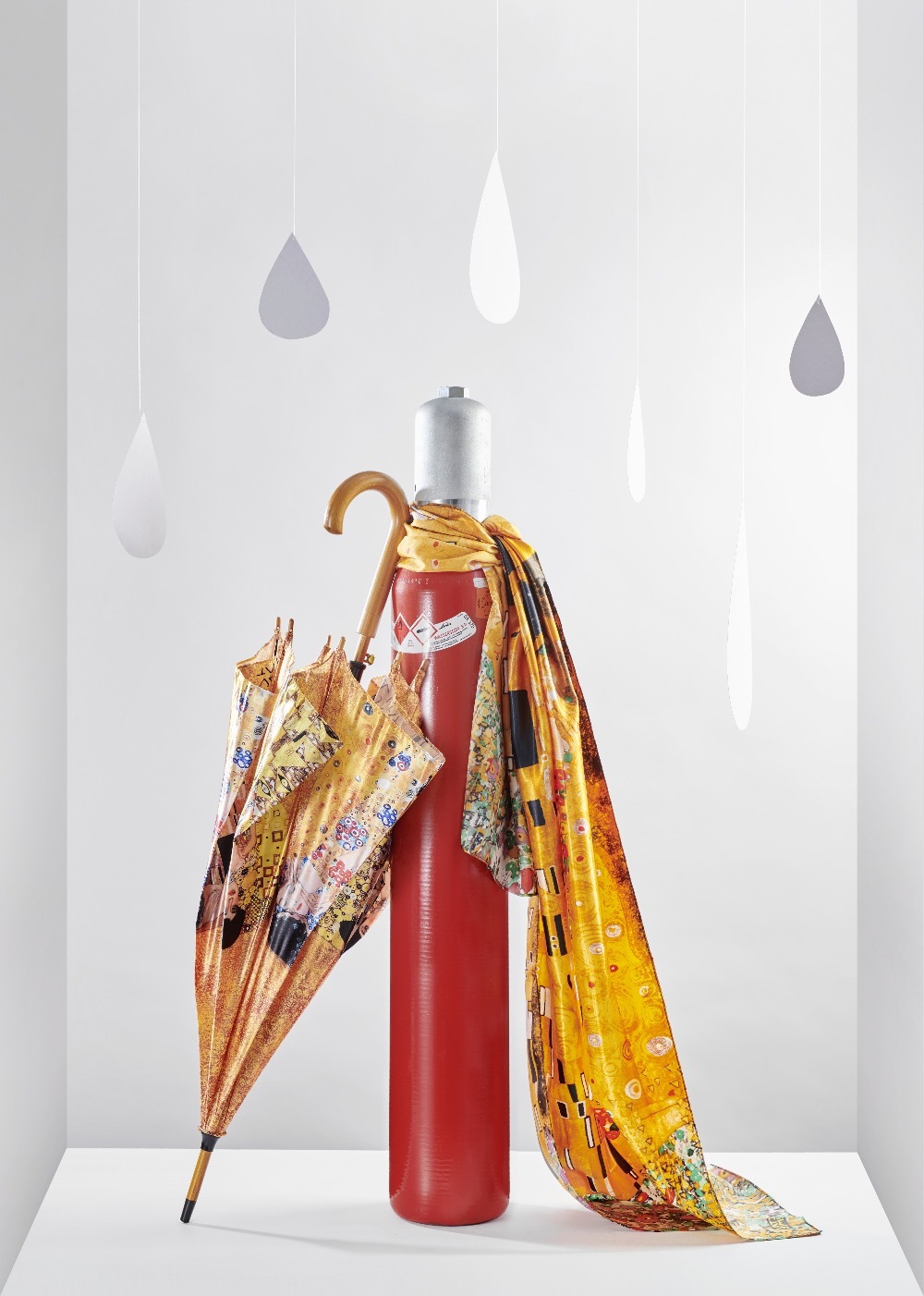 Wasserstoffflasche mit Regenschirm und Seidenschal im Stil von Gustav Klimt