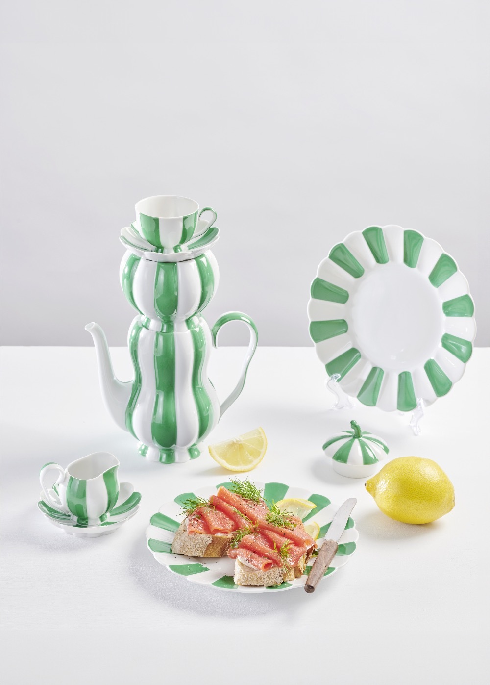Augarten Porzellan in grün und Weiß mit einem Teller voll veganen Lachs von Revo Foods