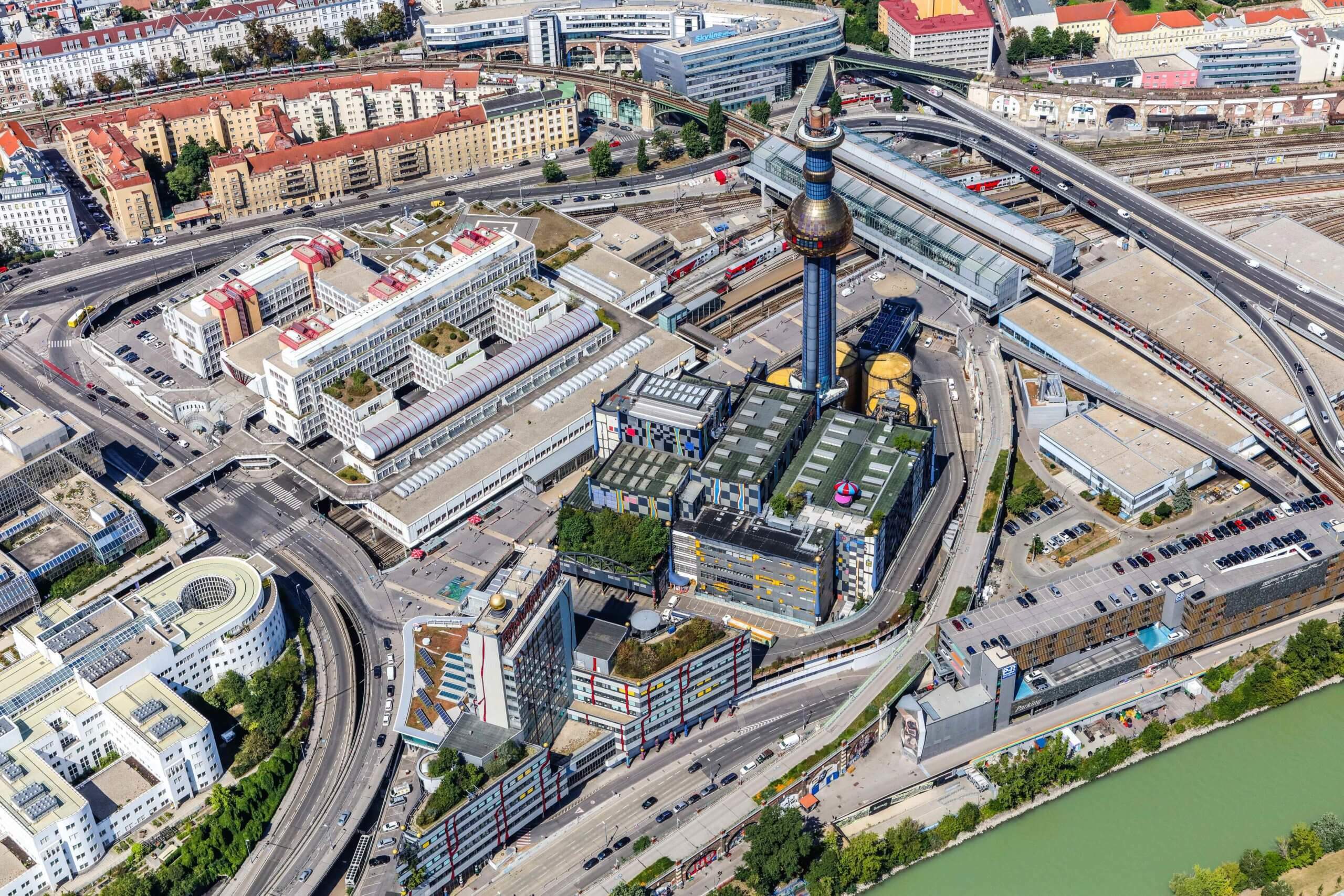 Luftaufnahme der Abfallverwertungsanlage Spittelau mit der von Hundertwasser gestalteten Fassade.