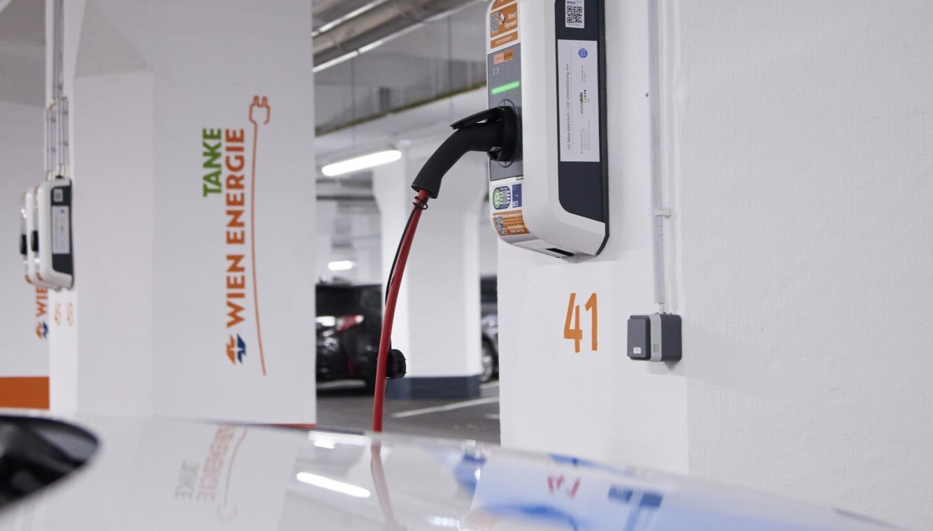 Eine Ladestation im Parkhaus.