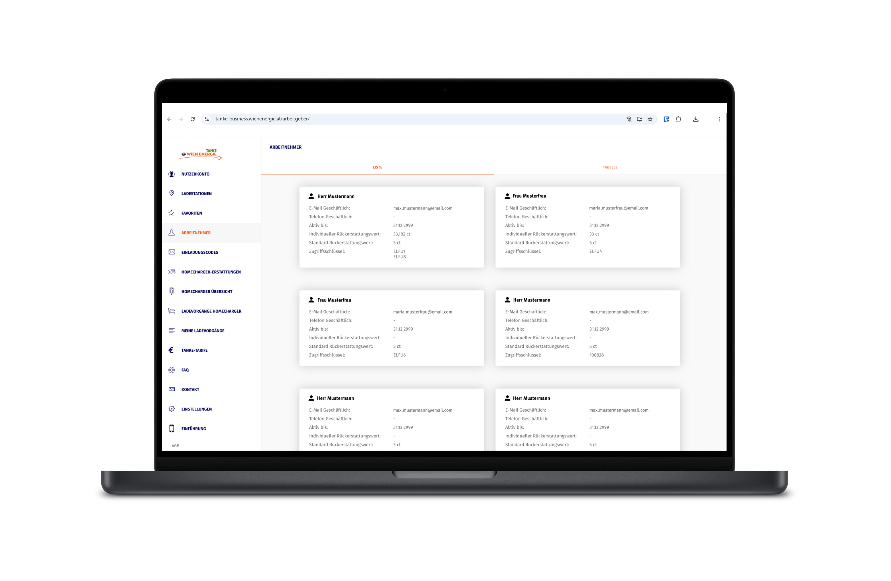 Auf einem Laptop wird auf weißem Hintergrund ein Dashboard mit Navigationsmenü und Infokarten in deutscher Sprache angezeigt.