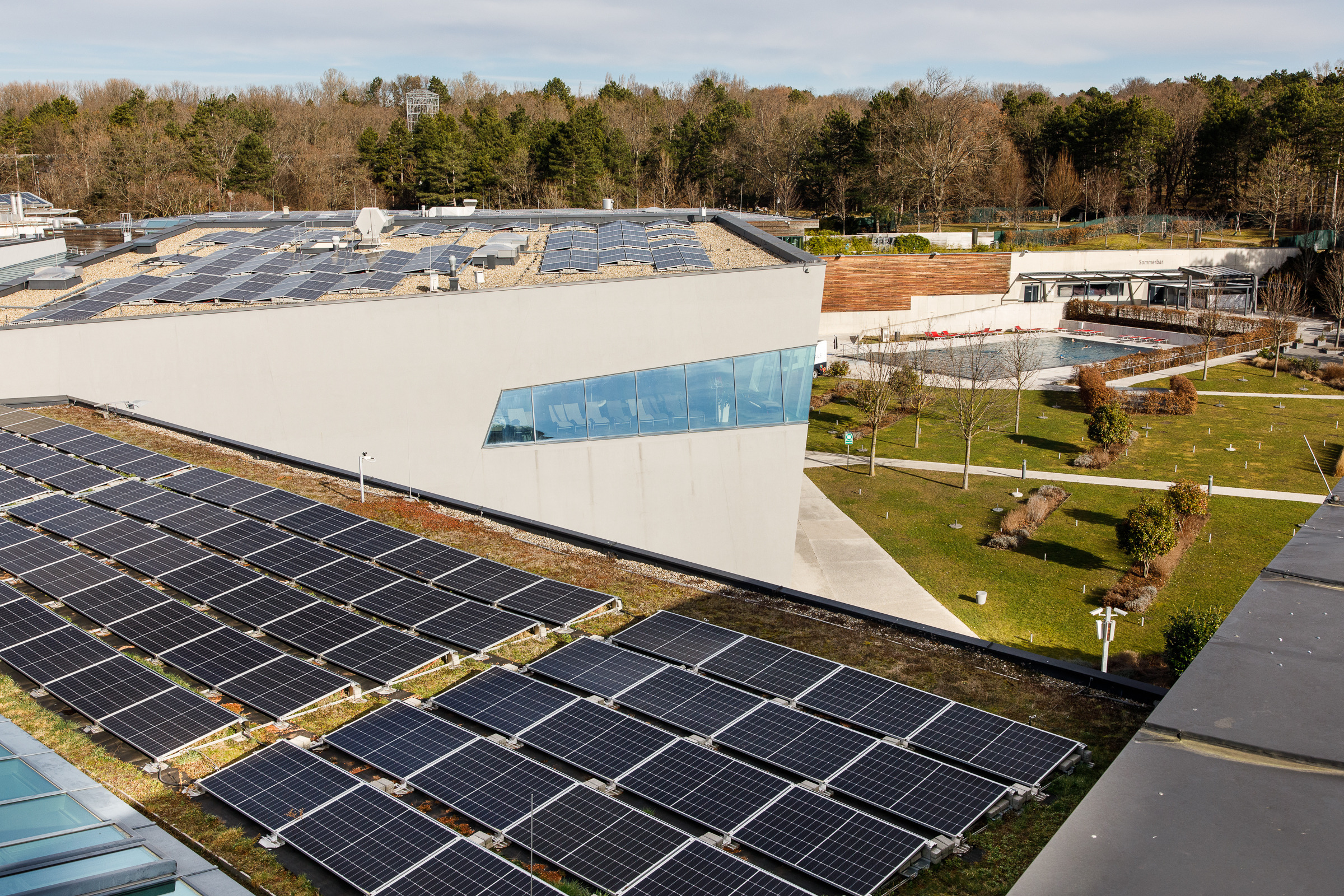 Sonnenkollektoren auf Dächern der Therme Wien.