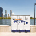 Stromversorgungskasten mit der Aufschrift "Landstrom" an der Donau in Wien.