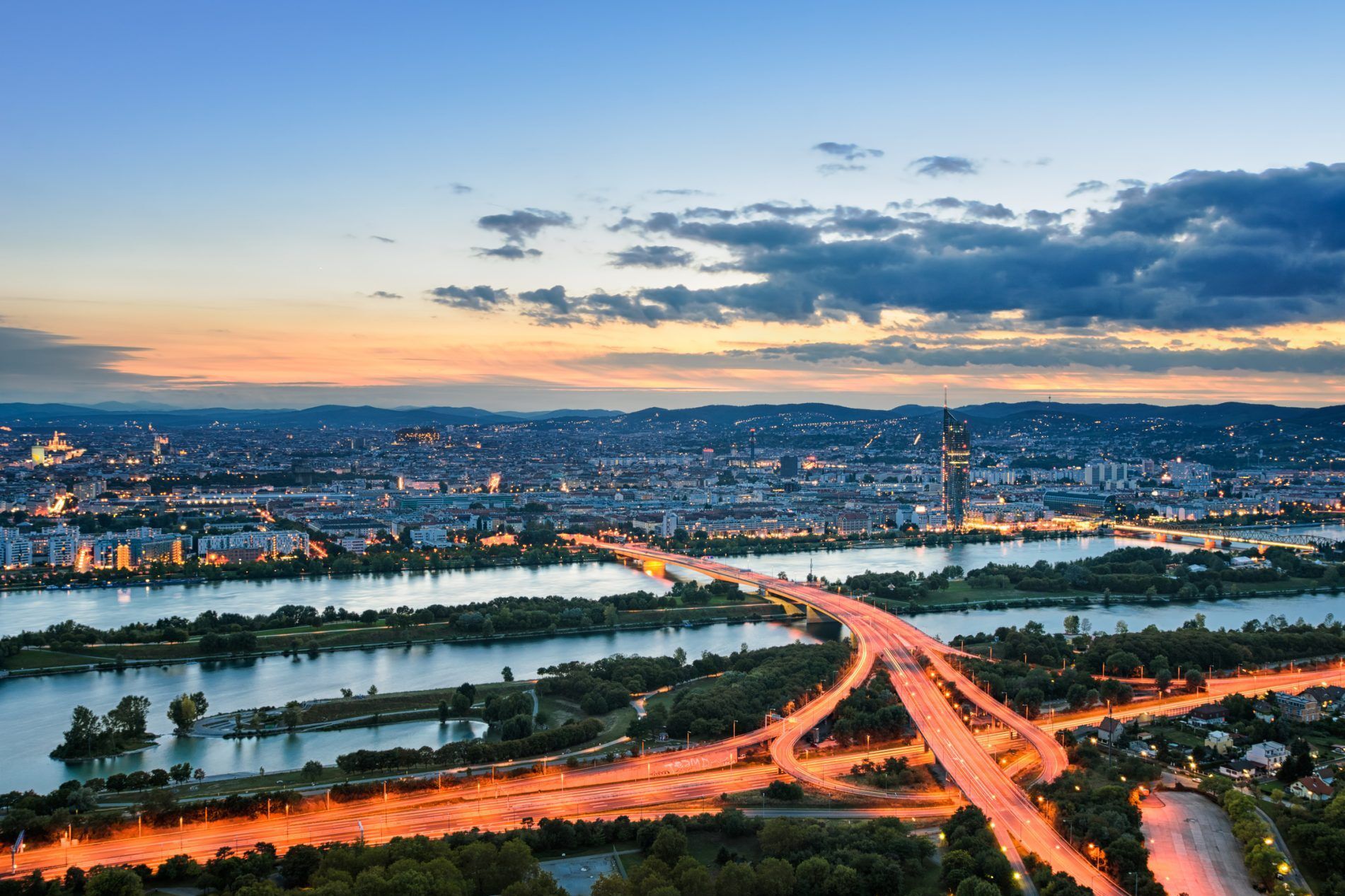 Wien Panorama bei Nacht © Mapics
