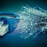 Ein blauer Ethernet-Kabelstecker, der in ein leuchtendes Bündel aus Glasfasersträngen übergeht.