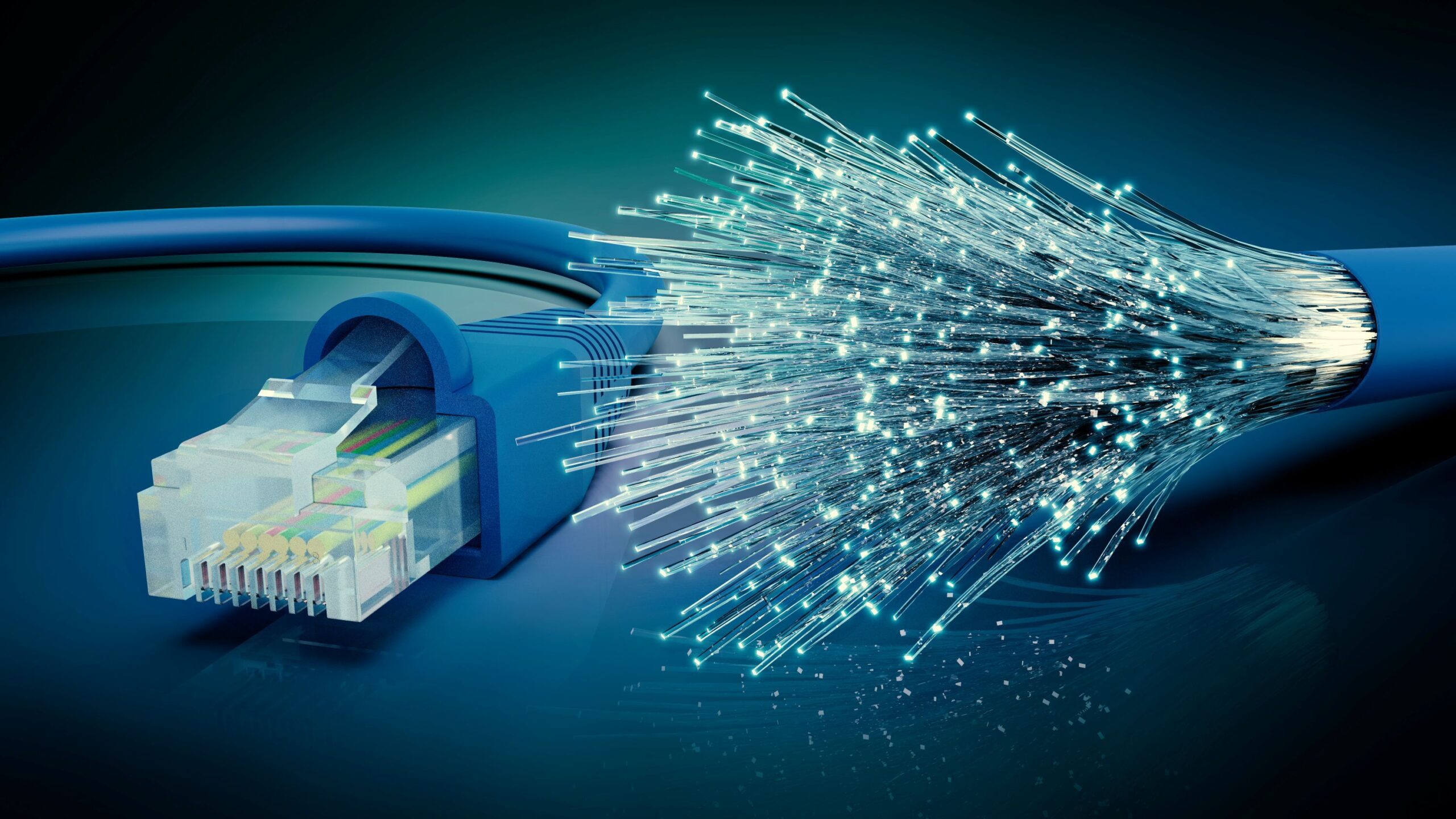 Ein blauer Ethernet-Kabelstecker, der in ein leuchtendes Bündel aus Glasfasersträngen übergeht.