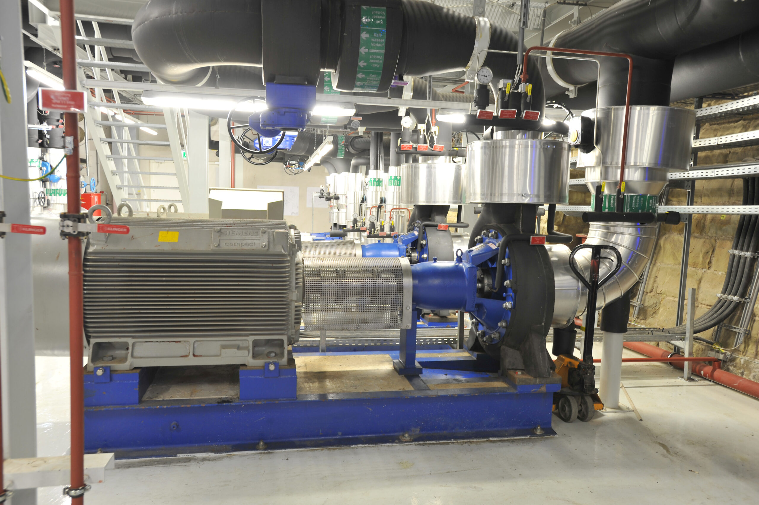 Die Fernkältezentrale Spittelau ist eine Industrieanlage mit großen Rohrleitungen und Maschinen.