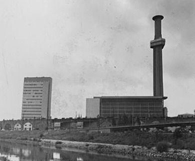 Schwarzweiß Aufnahme des Fernwärmewerks Spittelau im Jahr 1972.