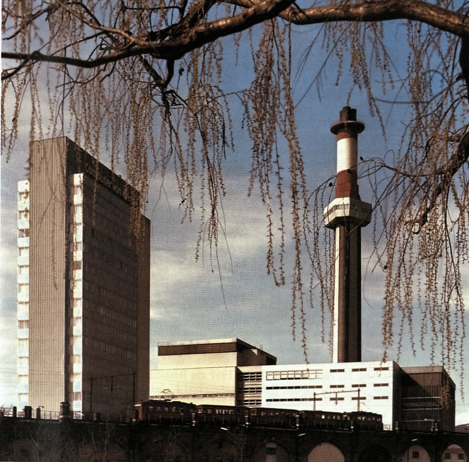Blick auf die Abfallverwertungsanlage Spittelau, 1987. Im Vordergrund sind blattlose Zweige zu sehen.